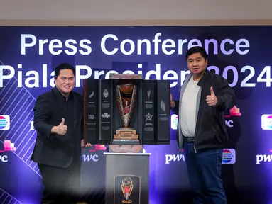 Ketua umum PSSI, Erick Thohir (kiri) bersama Ketua Steering Committee (SC) Piala Presiden 2024, Maruarar Sirait saat membuka trofi Piala Presiden 2024 dalam konferensi pers yang berlangsung di SCTV Tower, Senayan, Jakarta, Senin (15/07/2024). (Bola.com/Bagaskara Lazuardi)