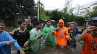 Warga menunjukkan ular yang ditemukan saat banjir di Jalan Hang Lekir, Kebayoran Lama, Jakarta Selatan, Rabu (1/1/2020). Banjir tersebut disebabkan karena tingginya intensitas hujan yang mengguyur sejak Selasa (31/12/2019). (Liputan6.com/Johan Tallo)