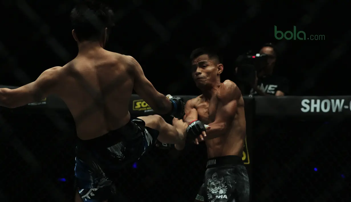 Stefer Rahardian (kanan) menahan serangan Himanau Kaushik pada ajang One Championship 2018 di Jakarta Convention Center, Sabtu (12/5/2018). Stefer Rahardian mudah pada menit kedua ronde pertama. (Bola.com/Nick Hanoatubun)