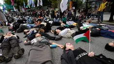 Sejumlah warga yang menyatakan solidaritas terhadap Palestina berbaring di jalan saat mengikuti aksi yang mengecam tindakan militer Amerika Serikat dan Israel di Gaza, di Seoul, Korea Selatan, Sabtu (3/10/2026). Aksi die-in tersebut dilakukan sebagai simbol untuk menggambarkan korban konflik di Gaza. Para peserta berkumpul dan menyampaikan dukungan terhadap Palestina dalam unjuk rasa yang berlangsung di kawasan pusat Kota Seoul. (AP Photo/Ahn Young-joon)