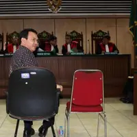 Sebelum persidangan dimulai, Ahok terlebih dulu melambaikan tangan ke pengunjung yang telah hadir di Auditorium Gedung Kementerian Pertanian. (Liputan6.com/Ani Christika Putri)