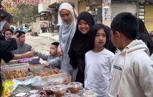 4 Potret Oki Setiana Dewi Ajak Anak-Anak Berburu Takjil di Mesir, Suasananya Bikin Obati Kangen Indonesia