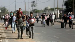 Ribuan warga di Gaza utara mulai meninggalkan wilayahnya setelah militer Israel memberi waktu mereka untuk menyelamatkan diri ke selatan. (AP Photo/Mohammed Dahman)