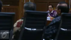 Terdakwa Irman mendengarkan kesaksian mantan Wakil Ketua Komisi II DPR RI, Taufiq Efendi dan Teguh Juwarno dalam sidang lanjutan perkara korupsi KTP elektronik (e-KTP) di Pengadilan Tipikor, Jakarta Pusat, Kamis (23/3). (Liputan6.com/Helmi Afandi)
