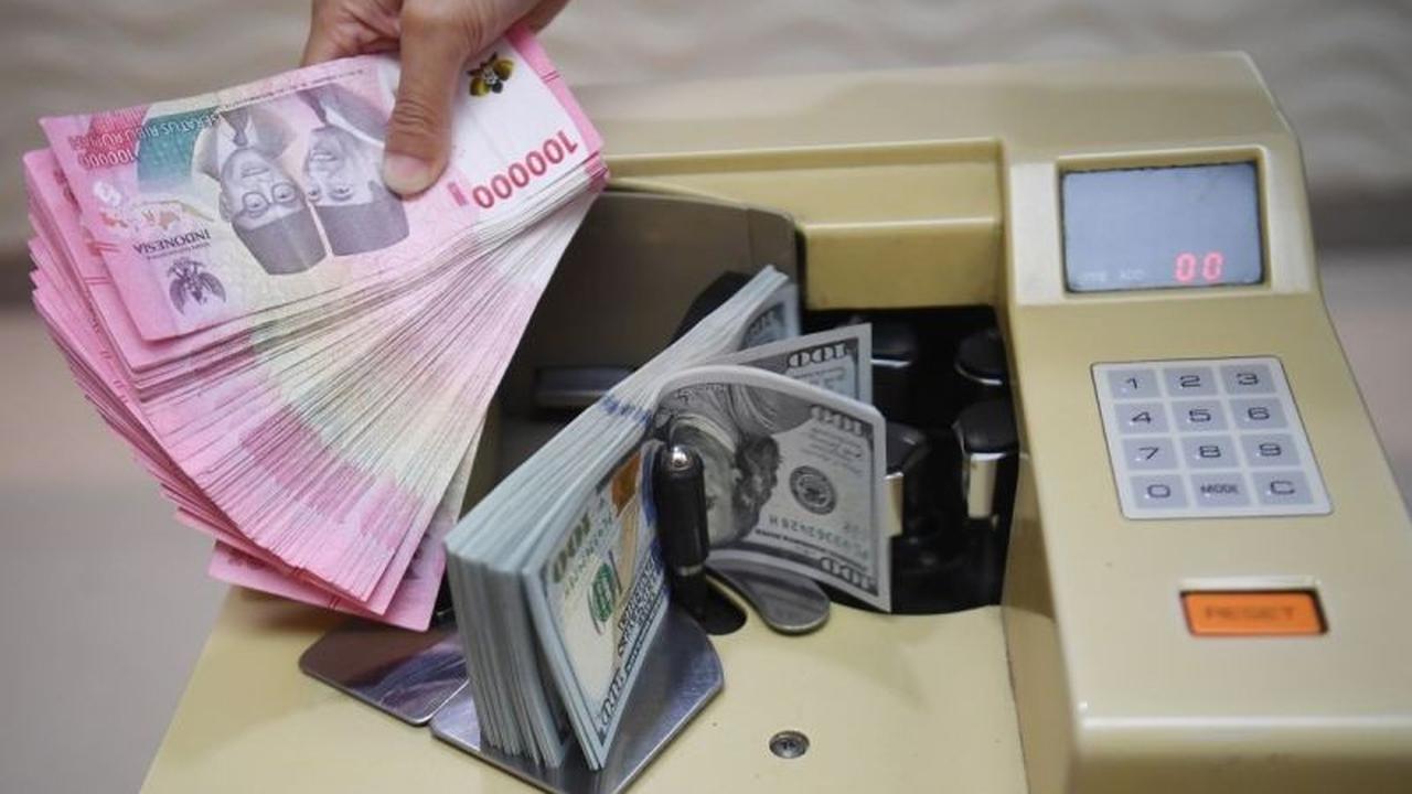 Rupiah Melemah ke Rp16.725 per Dolar AS: Sentimen Global dan Kebijakan The Fed Jadi Sorotan