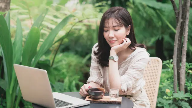 wanita january isi ulang energi