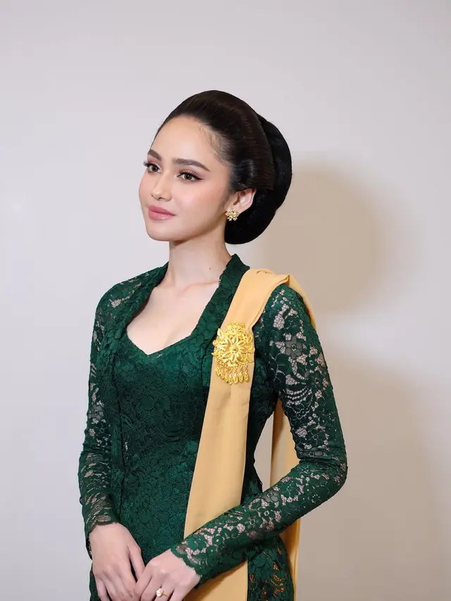 Potret Syifa Hadju Pakai Kebaya Hijau Renda dengan Sanggul