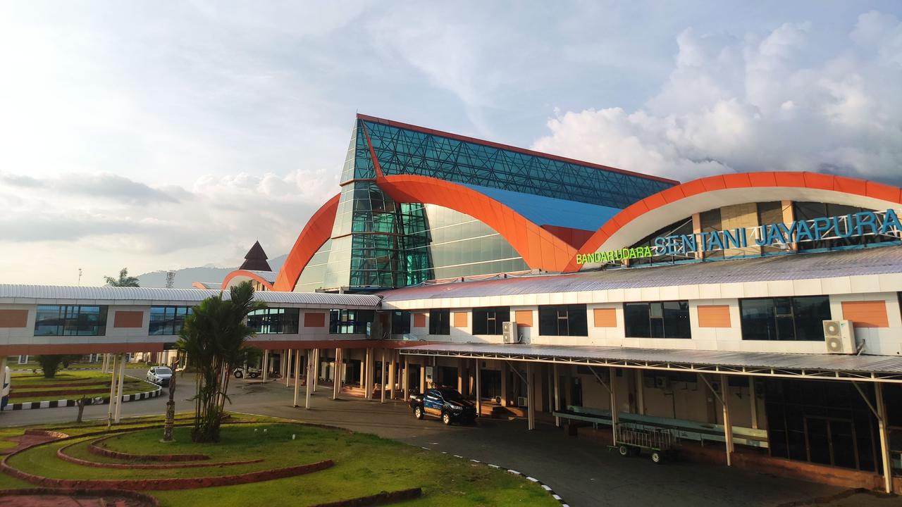 Angkasa Pura I terus melakukan pembenahan Bandara Sentani Jayapura untuk mendukung kesuksesan penyelenggaraan PON XX. (Dok AP I)