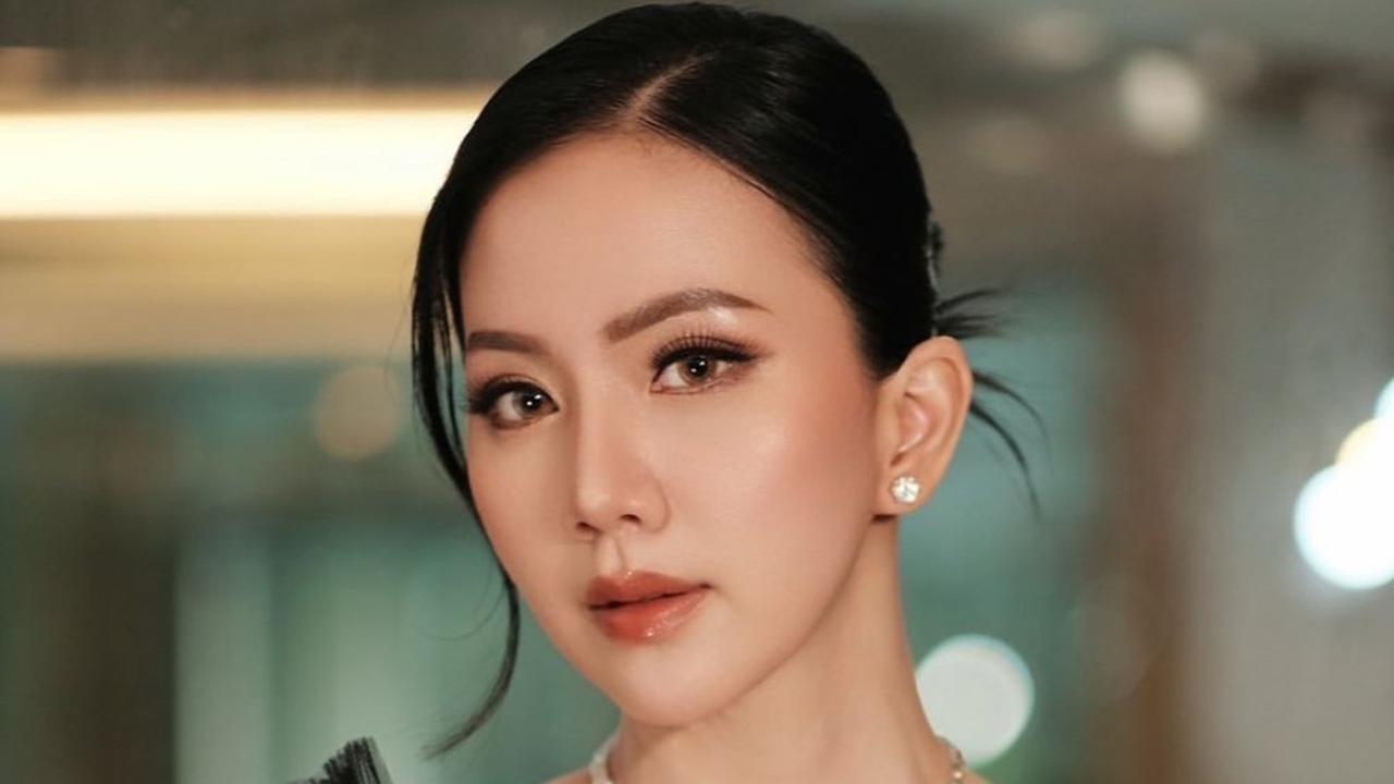 7 Pesona Agnes Jennifer Tampil Stunning dengan Fashion Elegan, Netizen Sebut Gayung Lope Pink Gak Ada Apa-Apanya