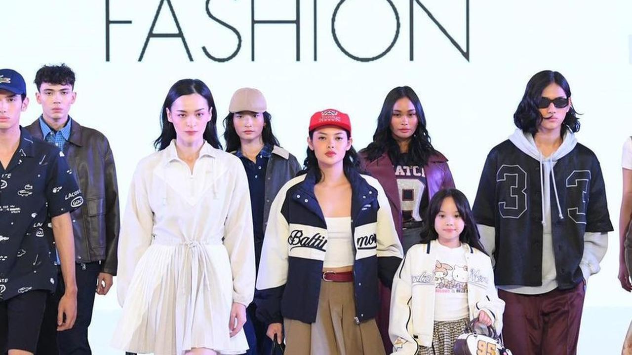Gempi tampil dengan penuh percaya diri di catwalk bersama para model profesional. Ia terlihat santai, tersenyum, dan berpose cantik.