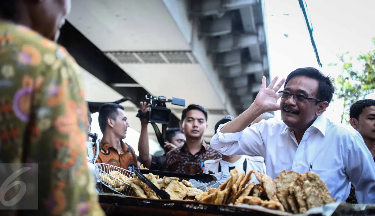 Wagub DKI, Djarot Saiful Hidayat menyapa pedagang gorengan di kawasan Mangga Dua, Jakarta, Selasa (25/10). Kedatangan Djarot untuk mensosialisasikan pedagang kaki lima agar berdagang di tempat yang telah disediakan Pemprov DKI (Liputan6.com/Faizal Fanani)