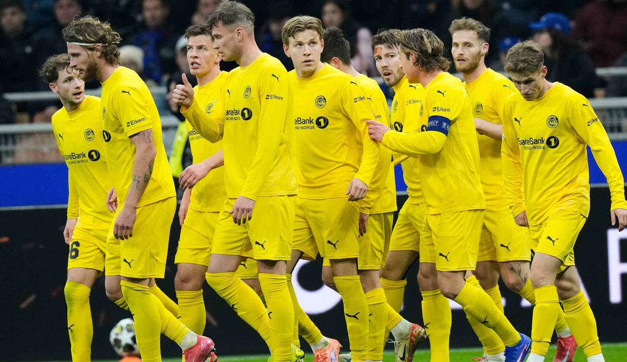 Inter Milan harus mengakui keunggulan Bodo/Glimt dengan skor 1-2. Tampak dalam foto, pemain Bodo/Glimt, Jens Petter Hauge (tengah) merayakan golnya bersama rekan-rekan setimnya selama pertandingan babak playoff Liga Champions 2025-2026 melawan Inter Milan di stadion San Siro, Italia, Selasa 24 Februari 2026 waktu setempat atau Rabu (25/2/2026) dini hari WIB. (AP Photo/Luca Bruno)