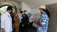 Seorang pemandu wisata sedang menjelaskan kepada Ketua DPD RI dan rombongan tentang situs cagar budaya Fort Marlborough di Bengkulu. (Foto:Dok.DPD RI)