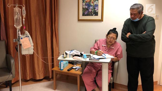 Presiden ke-6 RI Susilo Bambang Yudhoyono atau SBY (kanan) menemani sang istri Ani Yudhoyono menulis saat tengah menjalani pengobatan di National University Hospital, Singapura. Ani Yudhoyono dikabarkan meninggal dunia pada pukul 11.50 waktu Singapura. (Liputan6.com/HO)