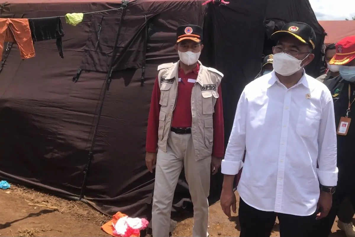 Menteri PMK, Muhadjir Effendy tinjau lokasi pengungsian di Nagari Kajai, Kabupaten PAsaman Barat. (Liputan6.com/ Novia Harlina)