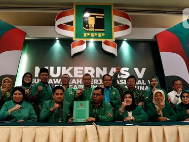 Wakil Ketua PPP Fernita Darwis bersama Wakil Sekretaris Jenderal PPP, Achmad Baidowi dan sejumlah Kader PPP memberikan keterangan pers disela Musyawarah Kerja Nasional (Mukernas) V PPP di Jakarta, Minggu (15/12/2019). Mukernas V PPP resmi ditutup hari ini. (Liputan6.com/Johan Tallo)