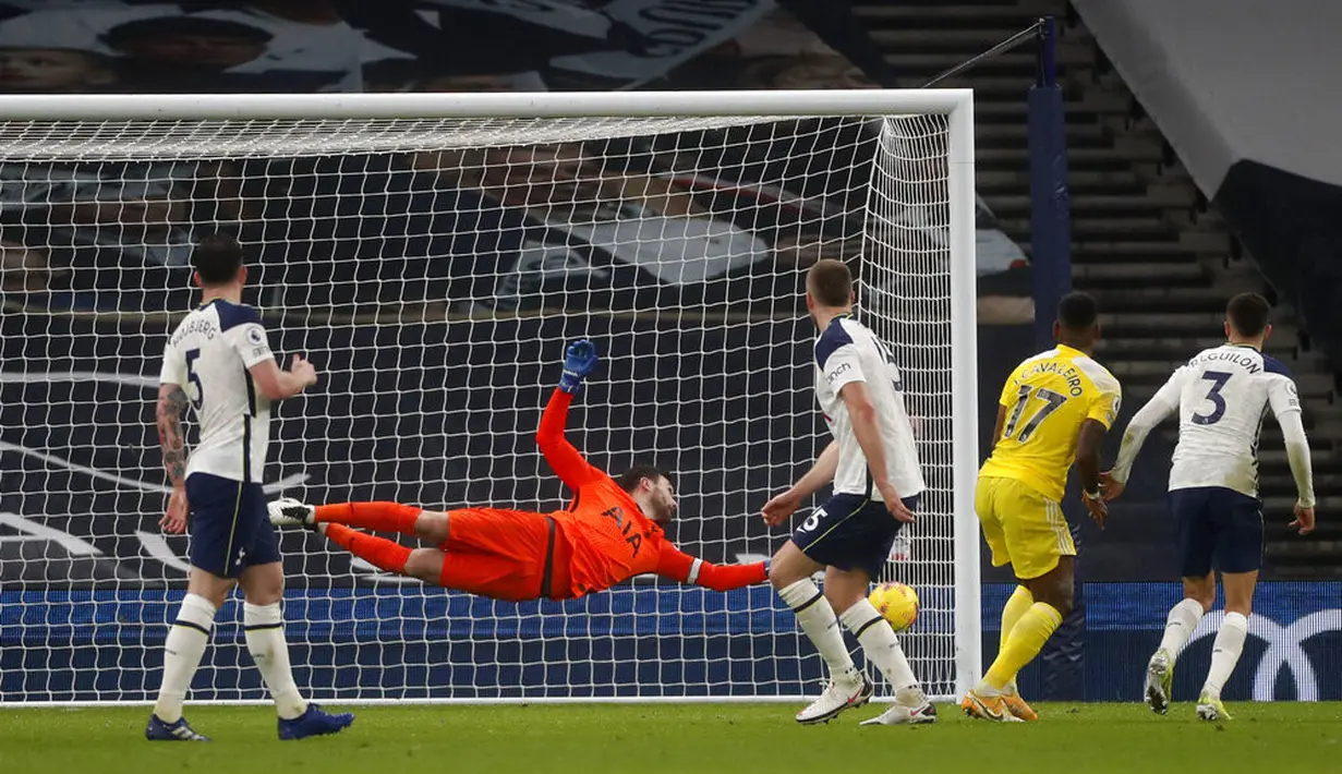 Pemain Fulham Ivan Cavaleiro (kedua kanan) mencetak gol ke gawang Tottenham Hotspur pada pertandingan Liga Inggris di Stadion Tottenham Hotspur, London, Inggris, Rabu (13/1/2021). Pertandingan berakhir dengan skor 1-1. (Matthew Childs/Pool via AP)