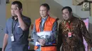 Direktur Teknologi PT Krakatau Steel nonaktif Wisnu Kuncoro (tengah) usai menjalani pemeriksaan di Gedung KPK, Jakarta, Rabu (19/6/2019). Wisnu diperiksa sebagai tersangka terkait dugaan menerima suap pengadaan barang dan jasa. (merdeka.com/Dwi Narwoko)