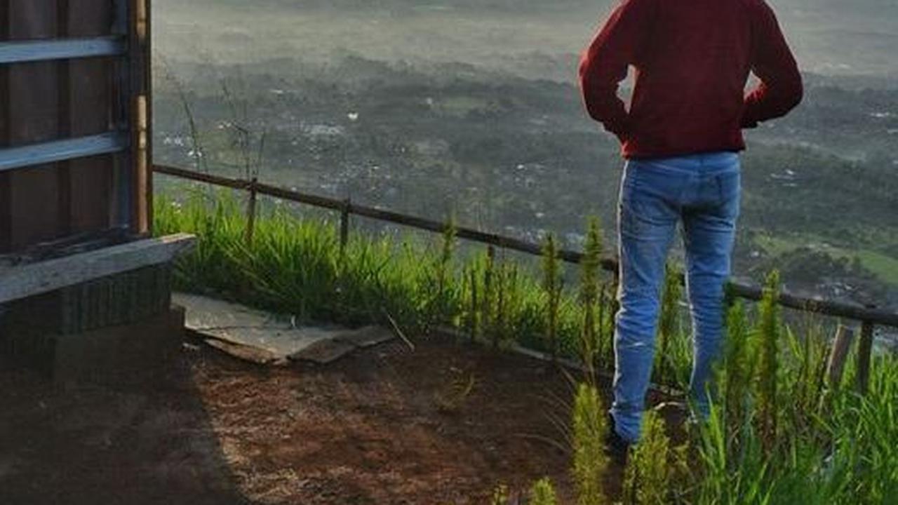 Berlokasi di Desa Cipelang, Kecamatan Cijeruk, Kabupaten Bogor, Anda dapat mendatangi Bukit Alesano bersama teman-teman atau berdua saja dengan pasangan. Jangan lupa untuk membawa tenda dan perlengkapan kemah lainnya jika Anda ingin bermalam di sini.