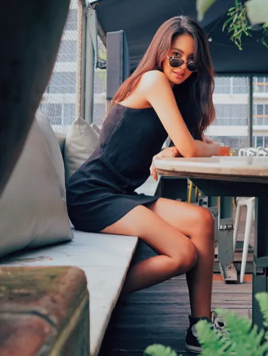 Mengenakan mini dress berwarna hitam, tampilan Aurelie tetap sporty dengan sneakersnya. Ia juga menggerai rambutnya yang panjang dan membuat tampilannya makin mempesona. (Instagram/aurelieowreally)