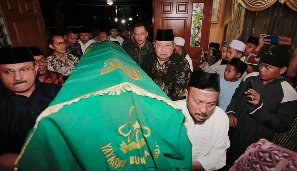 Presiden ke-6 Susilo Bambang Yudhoyono dan sang putra, Agus Harimurti Yudhoyono menggotong jenazah neneknya almarhumah Siti Habibah saat tiba di Puri Cikeas, Bogor, Jawa Barat, Jumat (30/8/2019). Ibunda SBY, Siti Habibah wafat di RS Mitra Keluarga, Cibubur. (Liputan6.com/HO/Anung Aninditio)