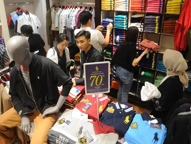Suasana saat pengunjung memilih pakaian yang didiskon di Polo Ralph Lauren Indonesia di Gandaria City Mall, Jakarta (3/6). Dua pekan jelang Idul Fitri, sejumlah toko pakaian memberi diskon besar-besaran kepada pembeli. (Merdeka.com/Arie Basuki)