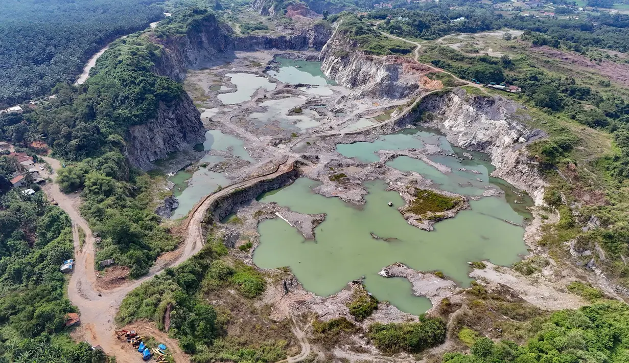 Foto udara memperlihatkan suasana tambang batu dan pasir di kawasan Sudamanik, Gorowong, Parung Panjang, Kabupaten Bogor, Jawa Barat, pada Kamis (23/10/2025). (merdeka.com/Arie Basuki)
