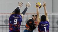 Pemain Palembang Bank Sumselbabel, Randu (kiri) dan Bang-bang berusaha memblok pukulan pemain Jakarta BNI 46, Tozaki Takahiro pada laga PLN Mobile Proliga 2022 di Padepokan Voli Jenderal Polisi Kunarto, Sentul, Minggu (30/1/2022). (Bola.com/M Iqbal Ichsan