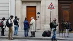 Awak media menunggu di luar kantor Google di Paris, Prancis, Selasa (24/5). Para pejabat keuangan Prancis melakukan penggerebekan kantor raksasa internet Google sebagai bagian dari penyelidikan penggelapan pajak. (MATTHIEU ALEXANDRE/AFP)