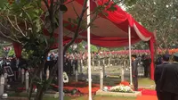 Presiden Jokowi memberikan penghormatan terakhir untuk almarhum BJ Habibie. (Lizsa Egeham/Liputan6.com)