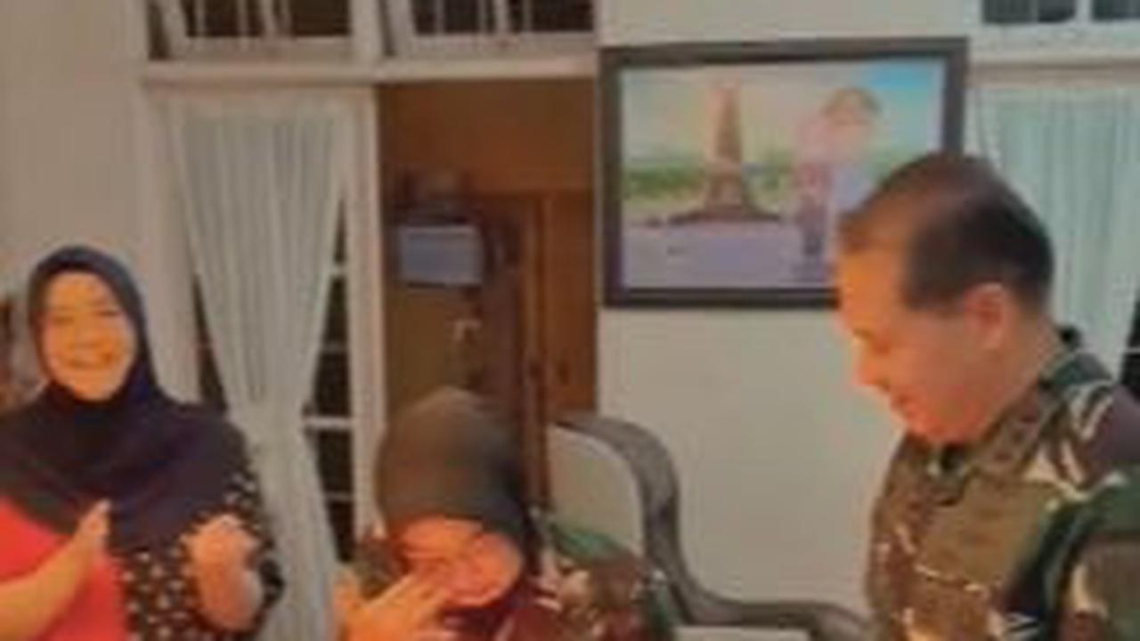 Dalam video tampak, Tatang dan istri telah menyiapkan kue ulang tahun beserta lilin-lilin kecil. <br>