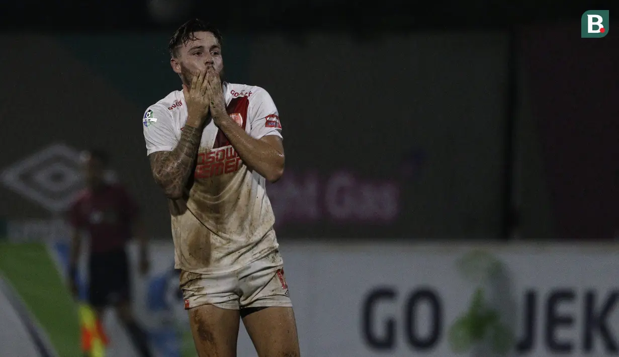 Gelandang PSM Makassar, Marc Klok, tampak kecewa usai ditahan imbang Bhayangkara FC pada laga Liga 1 di Stadion PTIK, Jakarta, Senin (3/12). Kedua klub bermain imbang 0-0. (Bola.com/Yoppy Renato)