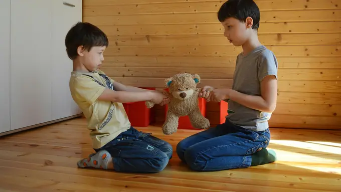 Tips Menghadapi Kakak dan Adik Laki-Laki agar Lebih Rukun