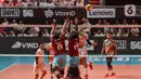 Set ketiga dimenangkan para D'Komika setelah smash-smash keras Oki Rengga memecah kebuntuan. D'Komika menutup set ketiga dengan skor 25-14. (Liputan6.com/Herman Zakharia)
