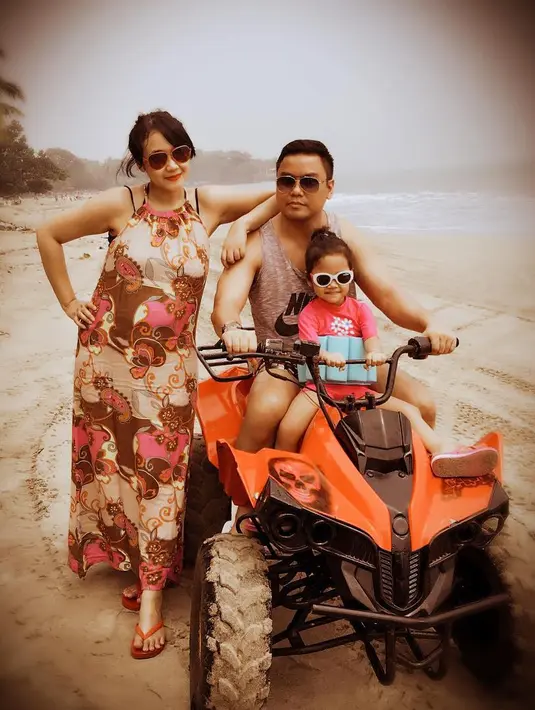 Potret pemeran Inggit dalam sinetron Cinta Asmara (2021-2022) saat baby moon tahun 2016 silam. Pada bulan November 2016, Rheina melahirkan secara caesar putri cantik dan diberi nama Aurea Rofilah Findo. (Instagram/rheina_findo)