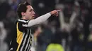 Pemain Juventus, Federico Chiesa, melakukan selebrasi setelah mencetak gol ke gawang Sassuolo dalam laga Serie A 2023/2024 giornata 20 yang dihelat di Allianz Stadium, Rabu (17/1/2024). (Marco Alpozzi/LaPresse via AP)