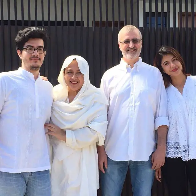 6 Potret Kenangan Dewi Irawan dan Mendiang Suami, Penuh Kehangatan