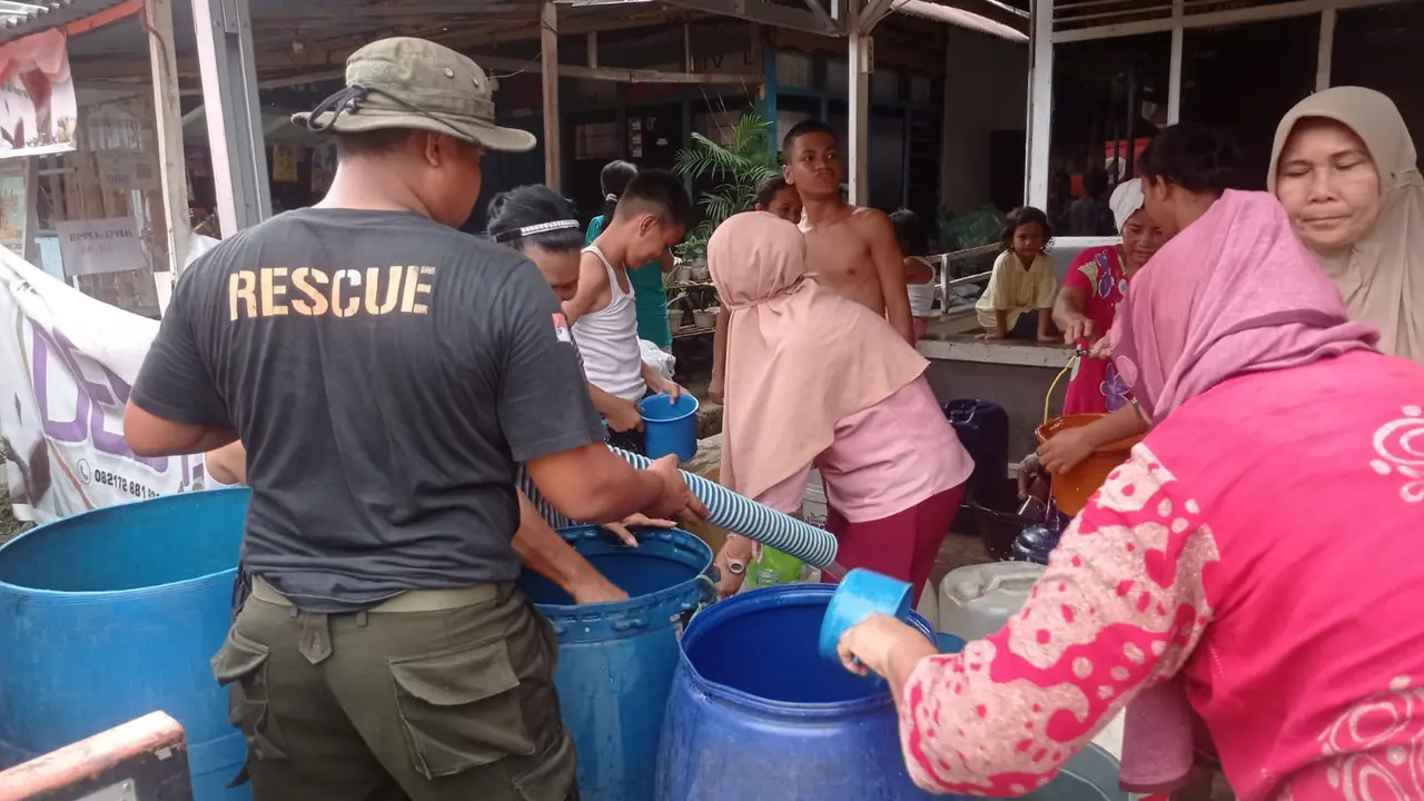 BPBD Kota Padang menyalurkan air bersih kepada masyarakat di Bukit Gado-Gado. (Liputan6.com/ ist)
