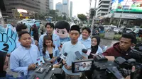 Tim Kampanye Nasional (TKN) Pemilih Muda (Fanta) Prabowo-Gibran cluster First Voter mensosialisasikan program susu dan makan siang gratis di kawasan Sarinah, Jakarta Pusat, Jumat (29/12/2023). (Liputan6.com/Ady Anugrahadi)