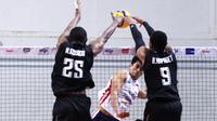 Pemain Timnas Voli Putra Indonesia, Fahri Septian Putratama (tengah) melakukan spike ke arah pemain Timnas Voli Putra Thailand pada laga putaran pertama SEA V League 2023 di Padepokan Voli Jenderal Polisi Kunarto, Sentul, Bogor, Minggu (23/07/2023). Indonesia menang 3-1 (21-25, 25-17, 25-23 dan 27-25) dan menjadi juara. (Bola.com/Bagaskara Lazuardi)