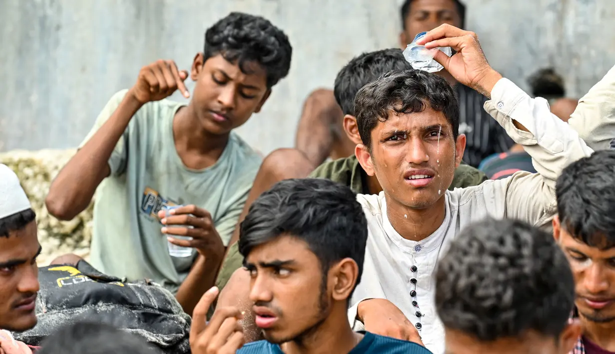 Para imigran Rohingya tersebut mendarat pada Selasa malam sekitar pukul 23.00 WIB. (CHAIDEER MAHYUDDIN / AFP)