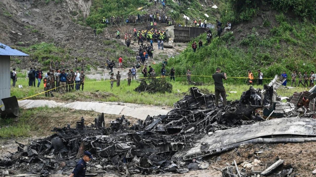 Pesawat penumpang regional milik Saurya Airlines jatuh dan terbakar saat lepas landas dari sebuah bandara di Kathmandu, Nepal, pada Rabu (24/7/2024). Insiden maut ini menewaskan 18 penumpang dan awak pesawat Saurya Airlines. Satu-satunya orang yang berhas