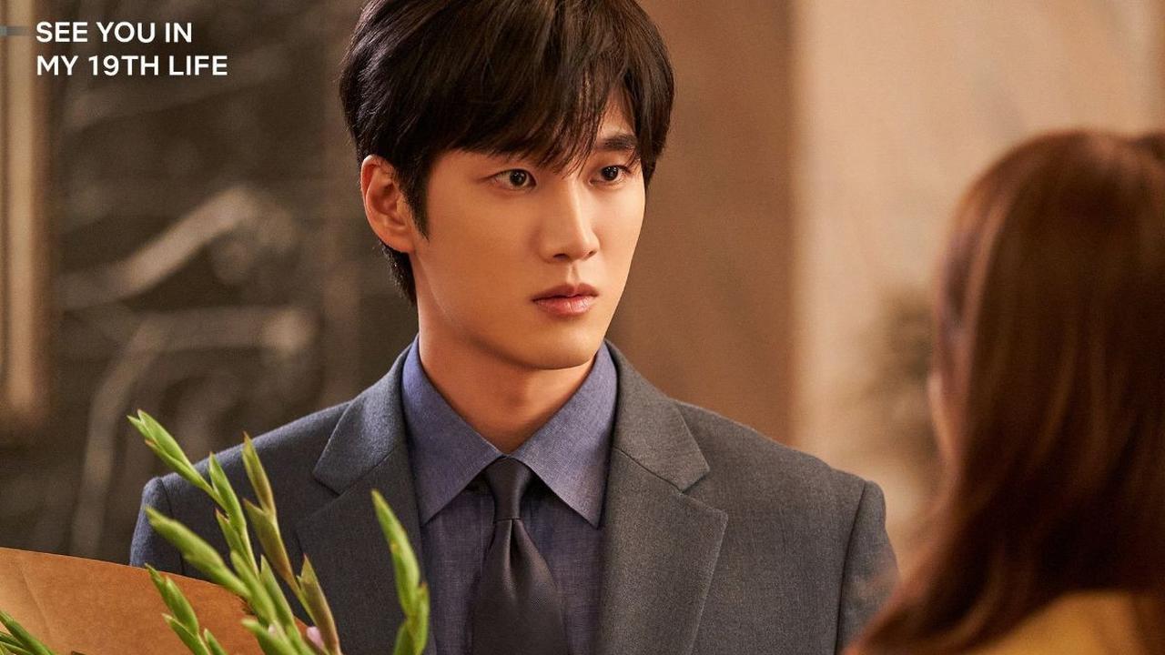 6. Ahn Bo Hyun berperan sebagai Moon Seo Ha, seorang pewaris hotel kaya raya nan lempeng yang ditemui Ji Eum di kehidupan ke-18.