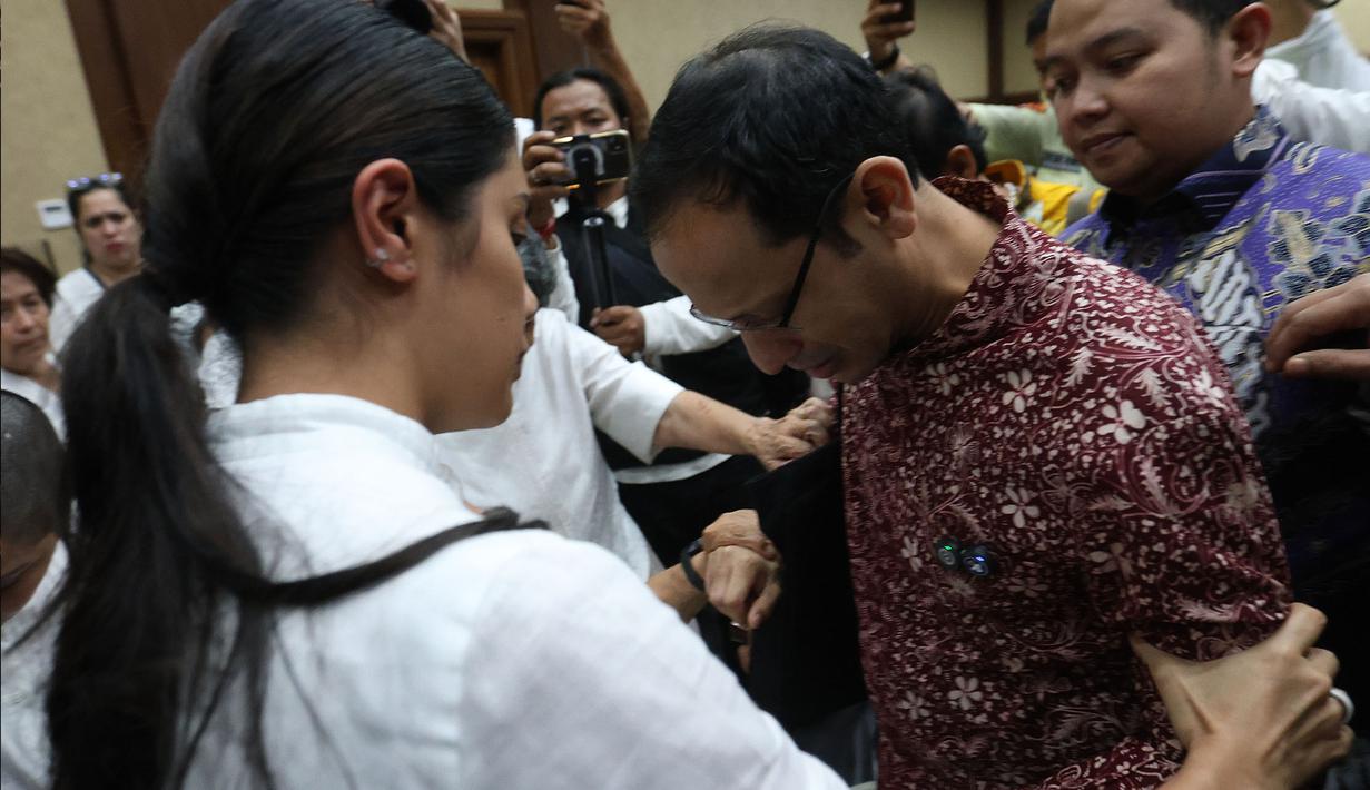 Mantan Menteri Pendidikan, Kebudayaan, Riset, dan Teknologi (Mendikbudristek), Nadiem Anwar Makarim (tengah), berbareng istrinya, Franka Franklin Makarim, usai sidang pembacaan tuntutan di Pengadilan Tindak Pidana Korupsi Jakarta, Rabu 13 Mei 2026. (Kapanlagi.com/Budy Santoso)