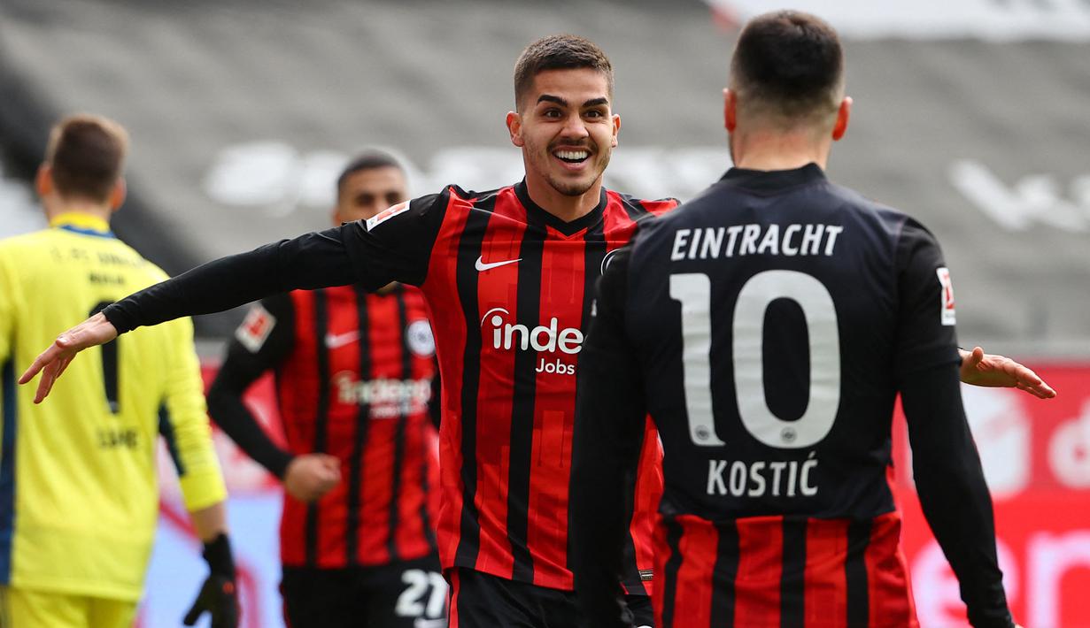 Andre Silva. Striker berusia 25 tahun ini baru saja direkrut RB Leipzig musim ini dari Eintracht Frankfurt. Musim lalu ia menjadi runner-up di bawah Robert Lewandowski dengan mencetak 28 gol yang dibuatnya dalam 32 laga di Bundesliga. (Foto: AFP/Pool/Kai Pfaffenbach)