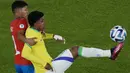 Sukses Brasil memastikan lolos ke putaran final Piala Dunia U-20 tak lepas dari ketajaman seorang Andrey Santos (kanan), pemain yang baru saja didatangkan Chelsea dari Vasco da Gama pada bursa transfer Januari 2023, yang hingga kini telah membukukan 5 gol sejak putaran pertama kualifikasi. (AP Photo/ Fernando Vergara)