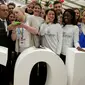 Presiden Perancis Francois Hollande (kedua kiri) berpose dengan para peserta Konferensi Perubahan Iklim Dunia 2015 ( COP21 ) di Le Bourget, Perancis, Selasa (1/12). (REUTERS/Philippe Wojazer)