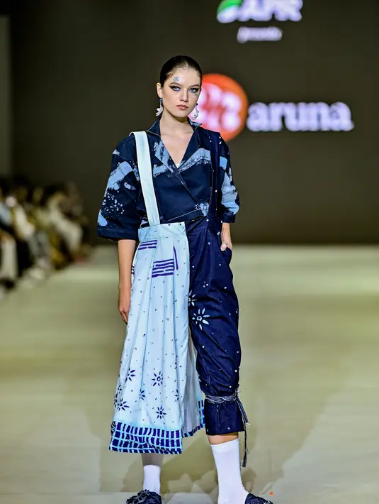 Koleksi ini menunjukkan bahwa serat rayon bisa diaplikasikan menjadi denim dan dipadukan dengan motif batik tradisional, seperti motif Truntum yang bermakna lambang cinta abadi dan tulus. [Foto: Document/JFW]