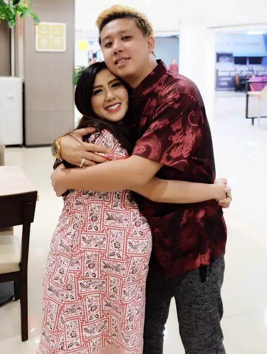 Tidak sedikit warganet yang gagal fokus melihat tato sang suami. Selain foto seksi, terlihat dalam akun sang suami yang juga mengunggah foto yang berbeda. (Instagram/reyutami)