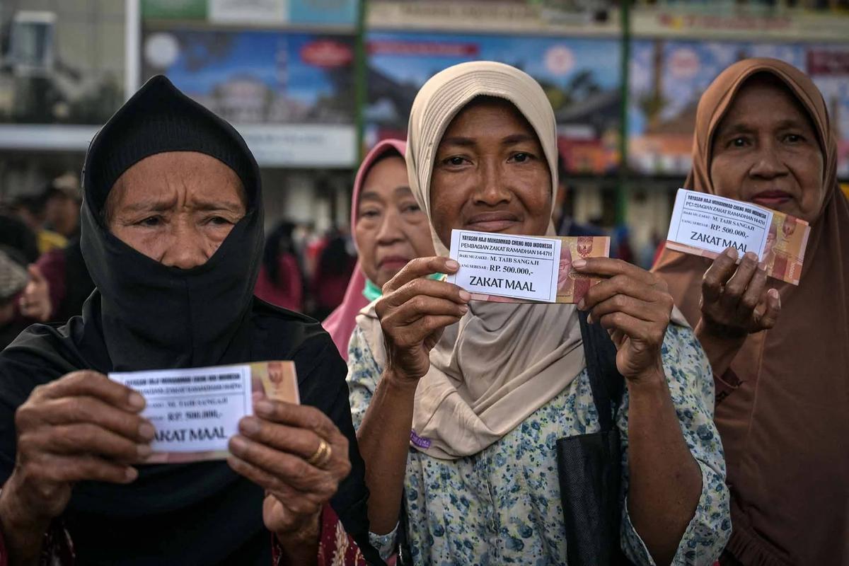 FOTO: Ribuan Warga Surabaya Antre Zakat Mal Rp 500 Ribu per Orang di Masjid Cheng Hoo